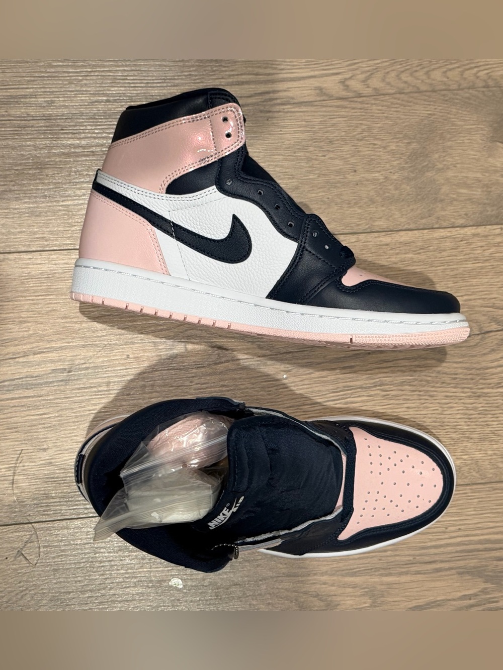 Nike Air Jordan 1 Retro High OG "Bubble Gum" - Picture 4 of 5